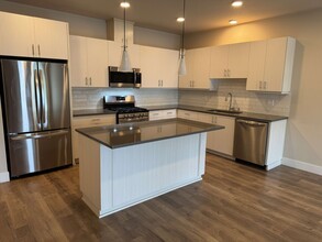 105 SW Lancaster Ct in Troutdale, OR - Building Photo - Building Photo