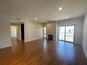 5842 Harold Way, Unit 302 in Los Angeles, CA - Building Photo - Building Photo