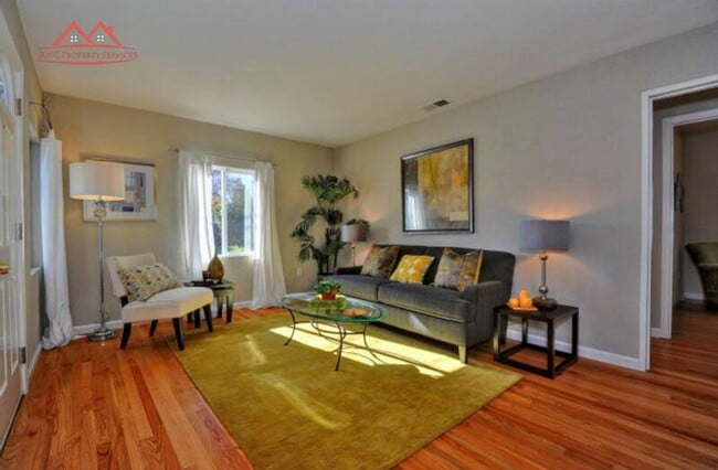 493 Southwood Ave in Sunnyvale, CA - Foto de edificio - Building Photo