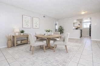 The Lake Lofts in Dallas, TX - Foto de edificio - Building Photo