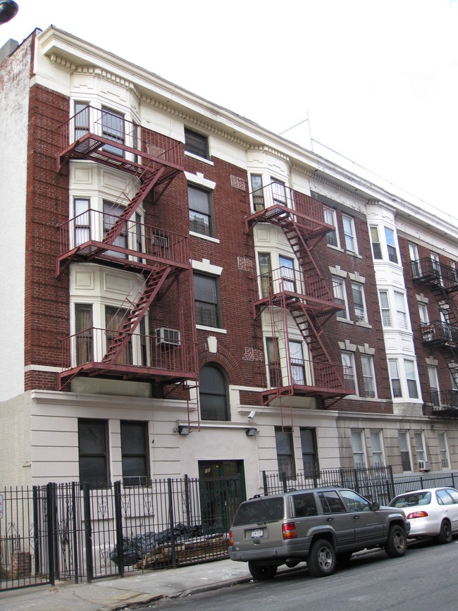 390 E 21st St in Brooklyn, NY - Foto de edificio - Building Photo