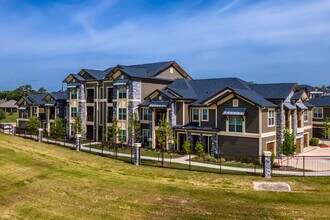 Park at Tour 18 in Humble, TX - Foto de edificio - Building Photo