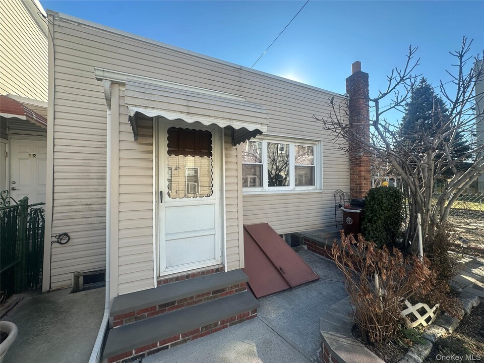 32-27 42nd St in Queens, NY - Building Photo