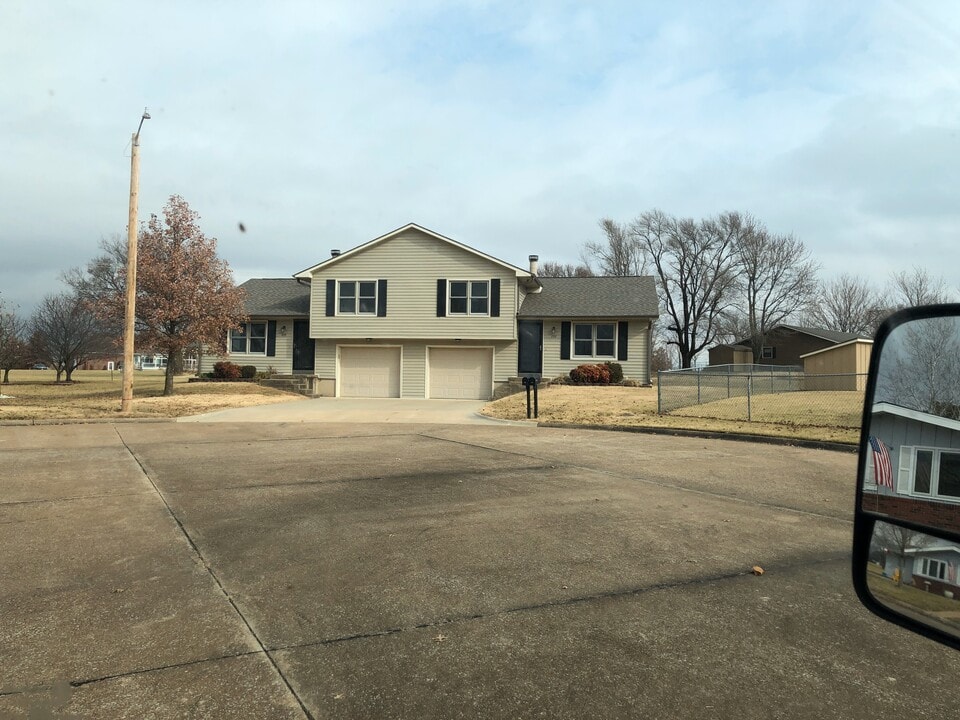 202 S Westview Ter in Chanute, KS - Building Photo