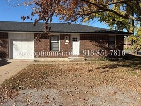 1009 Locust St in Harrisonville, MO - Building Photo