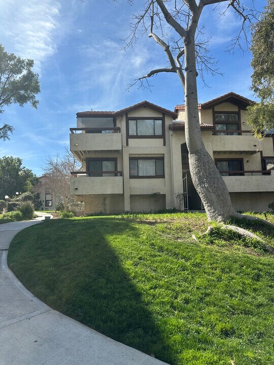 18197 Sundowner Way, Unit 812 in Santa Clarita, CA - Foto de edificio