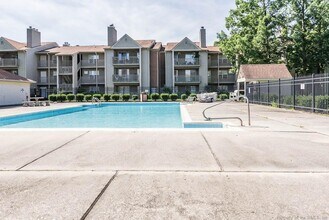 539 Pineland Cir, Unit 304 in Newport News, VA - Foto de edificio - Building Photo