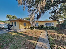 704 Butler St in Safety Harbor, FL - Building Photo