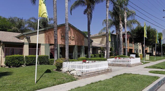 Palm Court Apartments in Fontana, CA - Foto de edificio - Building Photo