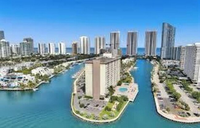 400 Kings Point Dr in Sunny Isles Beach, FL - Building Photo - Building Photo