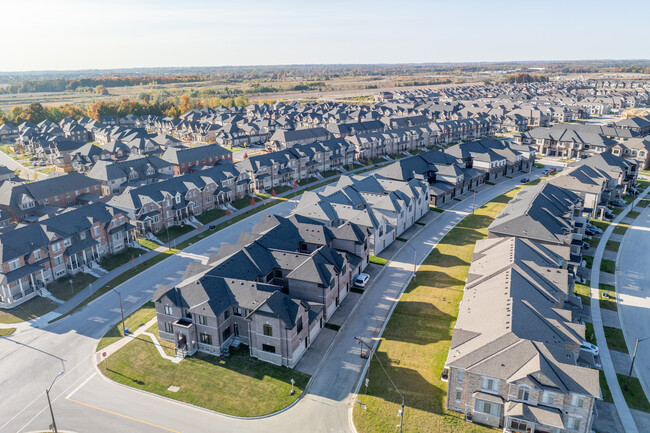 Liddle Ln in Whitby, ON - Building Photo - Building Photo