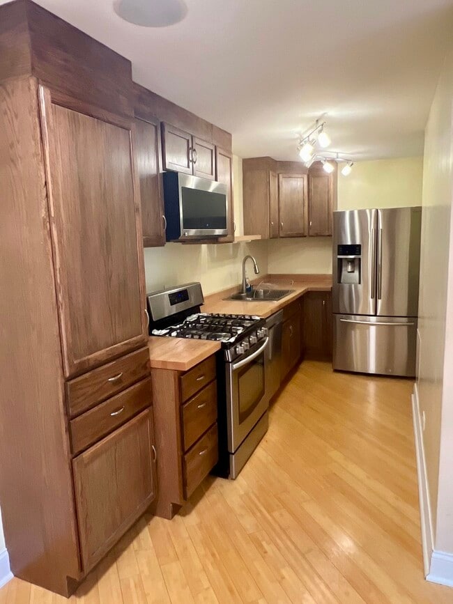 8232 Niles Center Rd in Skokie, IL - Foto de edificio - Building Photo