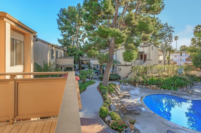 Highland Creek Apartment Homes in Fullerton, CA - Foto de edificio - Building Photo