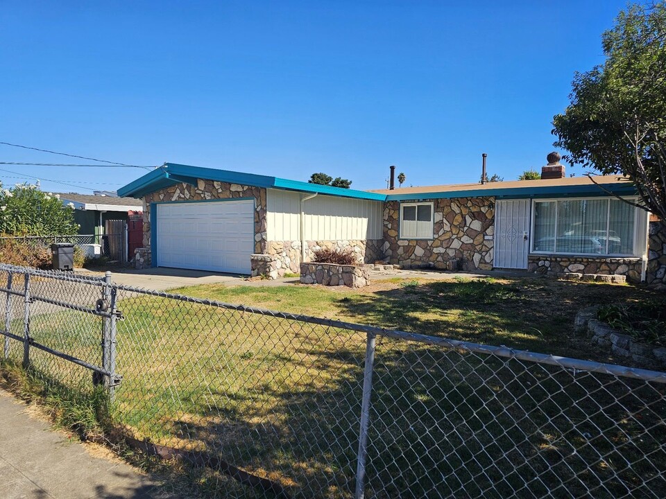 27722 Barcelona Ave in Hayward, CA - Building Photo