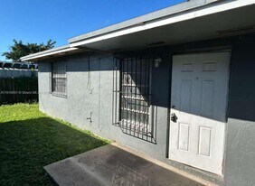 1693 NW 8th Ave in Florida City, FL - Building Photo