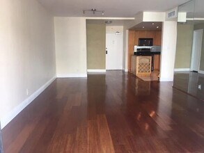 200 SE 15th Rd, Unit 17 in Miami, FL - Foto de edificio - Building Photo