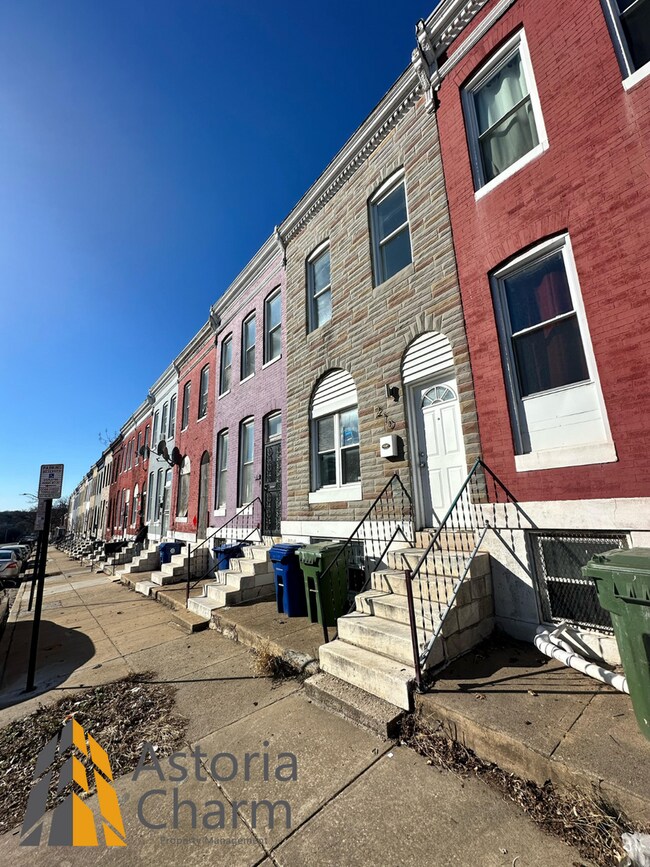 2108 Hollins St in Baltimore, MD - Building Photo - Building Photo