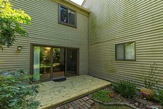 1570 Streamwood Ct, Unit B8 in Rochester Hills, MI - Building Photo - Building Photo