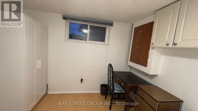 865 Consort Crescent in Mississauga, ON - Building Photo - Building Photo