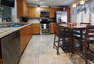 291 S Hollybrook Dr in Pembroke Pines, FL - Building Photo - Building Photo