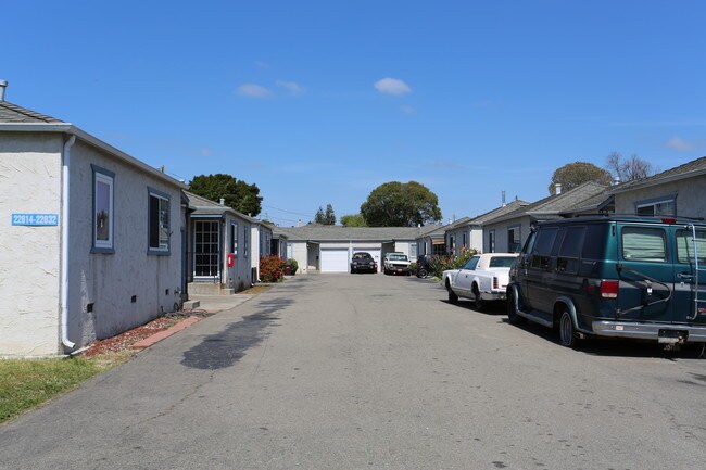 Alice Apartments in Hayward, CA - Foto de edificio - Building Photo