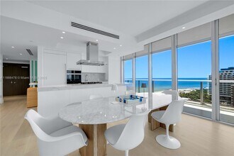 3737 Collins Ave in Miami Beach, FL - Foto de edificio - Building Photo