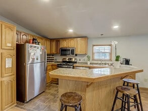 128 Lake Shore Dr in Wisconsin Dells, WI - Foto de edificio - Building Photo