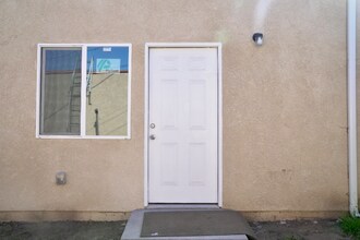 9149 S Hobart Blvd in Los Angeles, CA - Foto de edificio - Building Photo