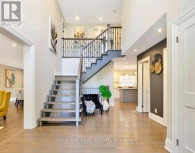 2068 Mississauga Rd in Mississauga, ON - Building Photo - Building Photo