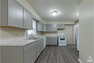 351 N Woodlawn Blvd in Wichita, KS - Foto de edificio - Building Photo