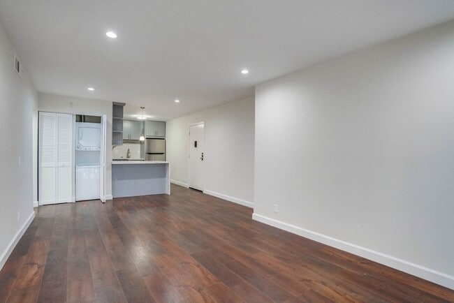 4060 S Hoover St in Los Angeles, CA - Building Photo - Building Photo