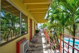 12195 W Dixie Hwy in North Miami, FL - Building Photo - Building Photo