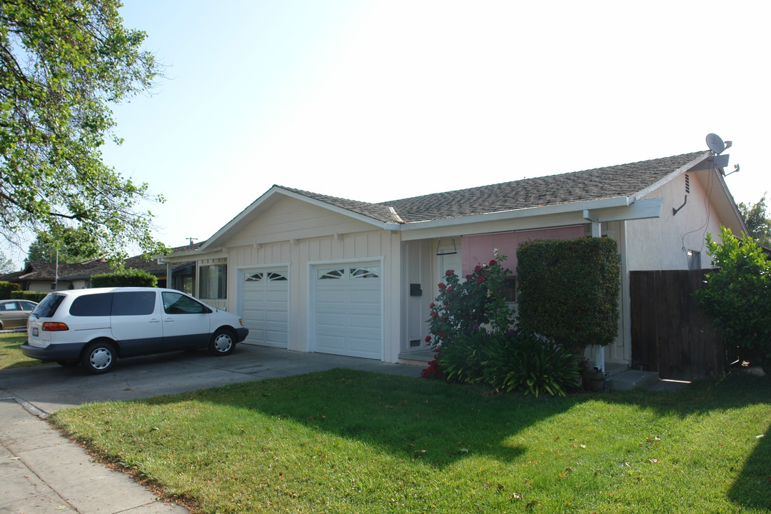 936 Desert Isle Dr in San Jose, CA - Foto de edificio