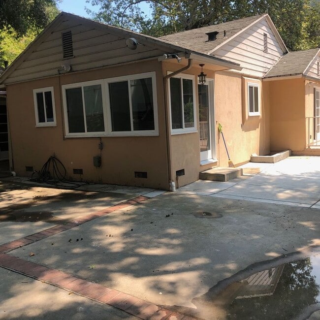 2721 E Chevy Chase Dr in Glendale, CA - Building Photo - Building Photo