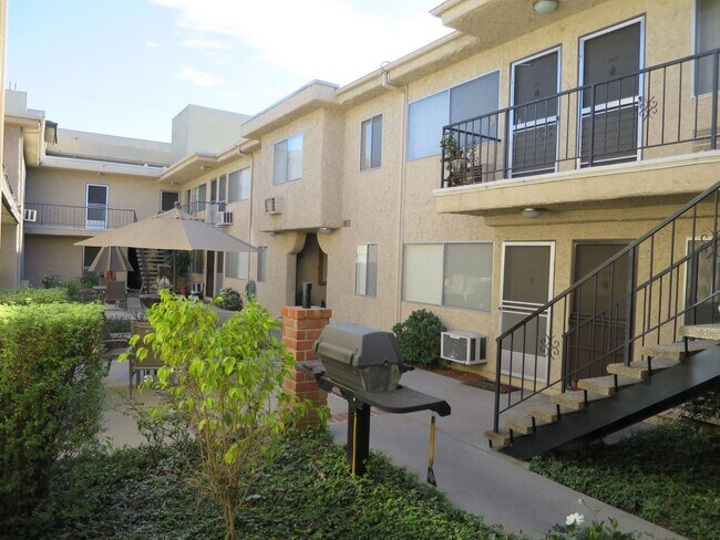 11955 Weddington St-Unit -206 in Los Angeles, CA - Building Photo - Building Photo