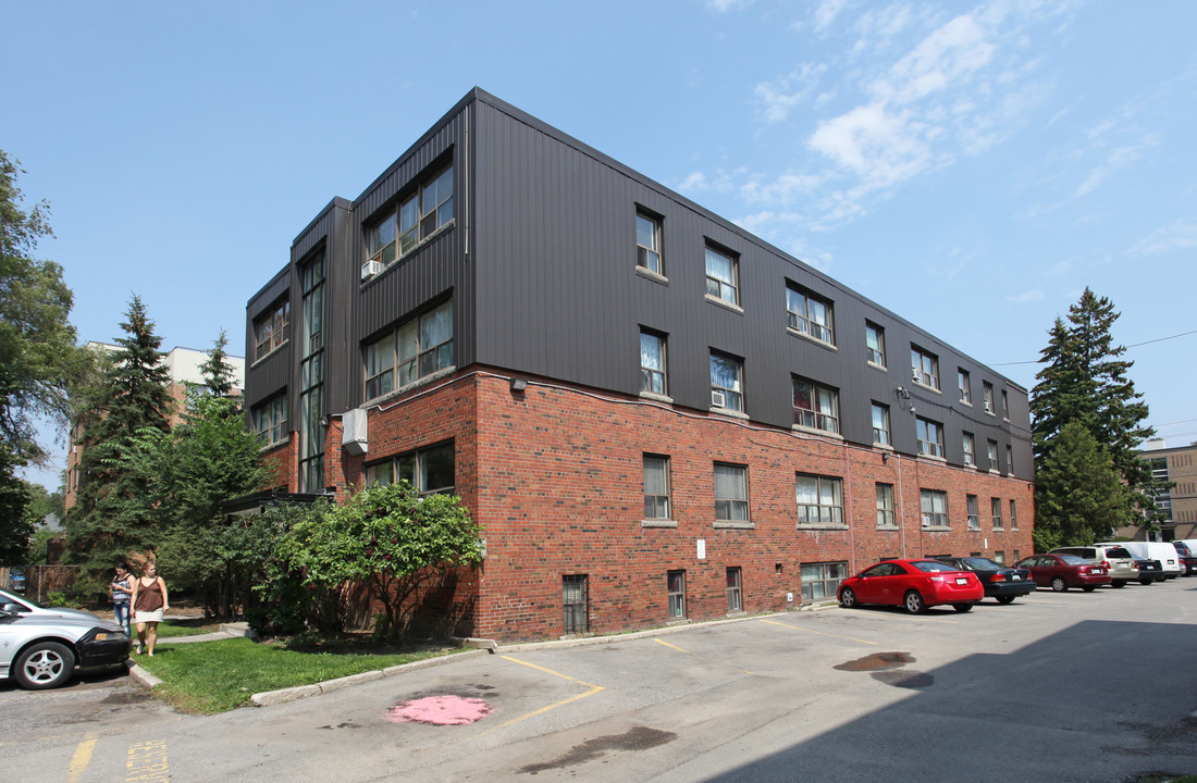 Davick Court in Toronto, ON - Building Photo