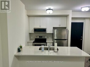 200-200 Lagerfeld Dr in Brampton, ON - Building Photo - Building Photo