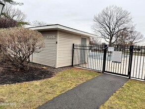36 Donna Lynn Dr in East Greenbush, NY - Foto de edificio - Building Photo