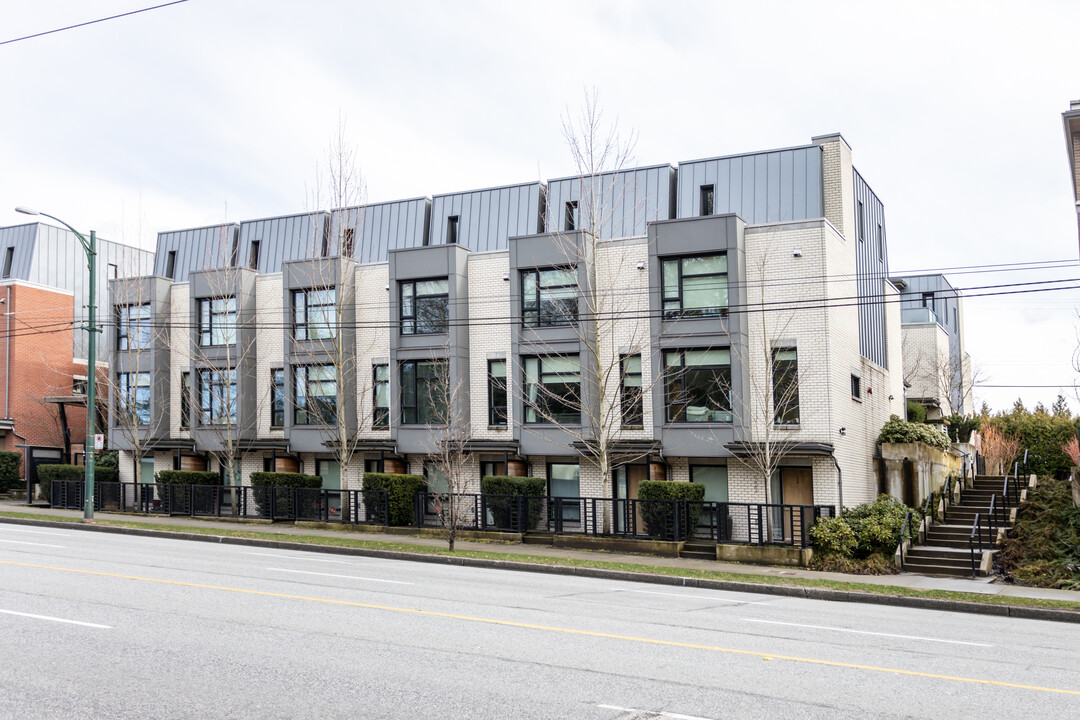 5468-5486 Oak St in Vancouver, BC - Building Photo