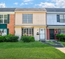 6111 Fondren Rd in Houston, TX - Building Photo