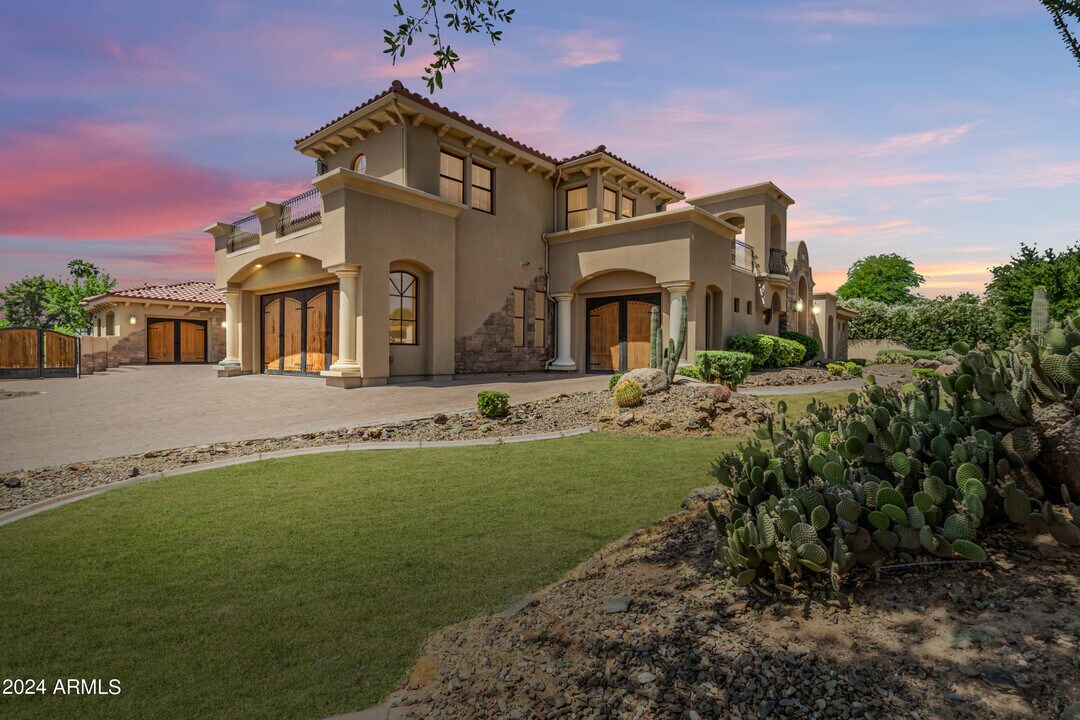 6215 E Turquoise Ave in Paradise Valley, AZ - Foto de edificio