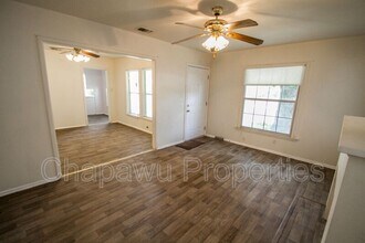 2818 E Houston St in San Antonio, TX - Building Photo - Building Photo