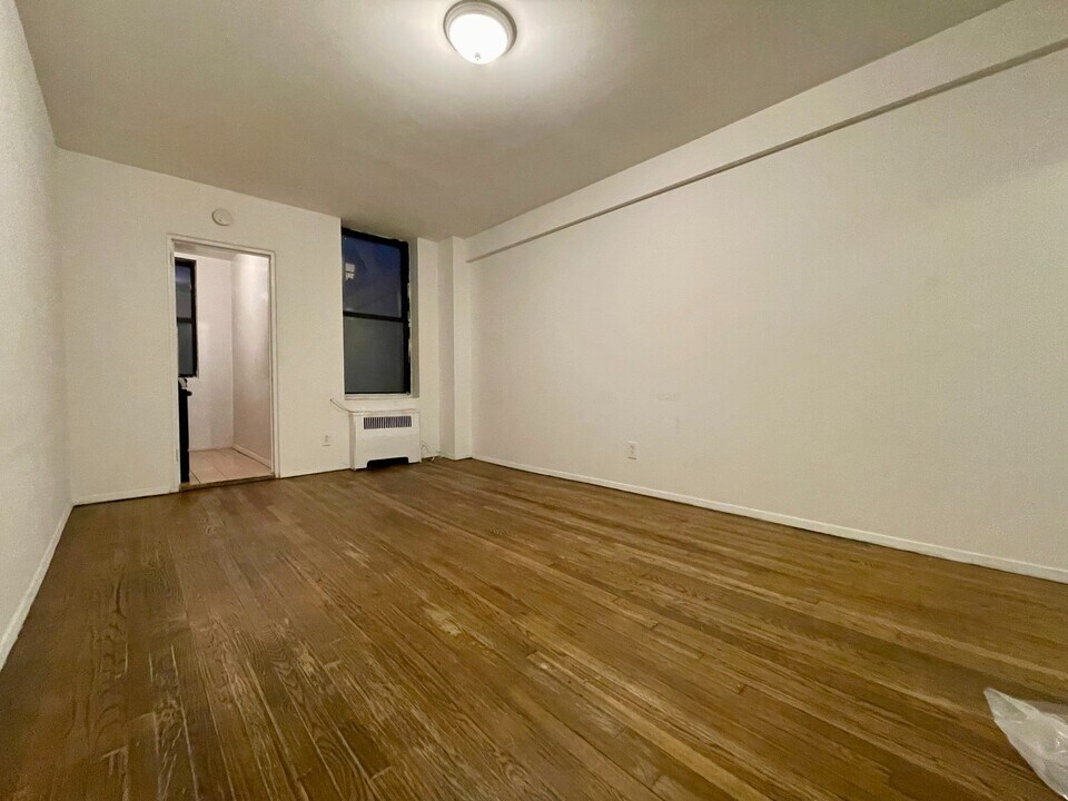 156 E 85th St in New York, NY - Building Photo