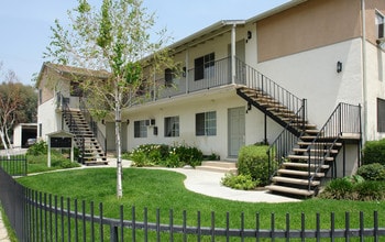 199 W Elmwood Ave in Burbank, CA - Building Photo - Building Photo