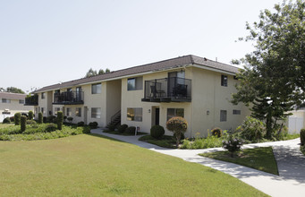 Rolling Hills Manor in Fullerton, CA - Building Photo - Building Photo