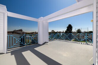 6730 W 86th Pl in Los Angeles, CA - Foto de edificio - Building Photo