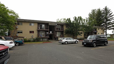 Madera Court Apartments in Wood Village, OR - Foto de edificio - Building Photo