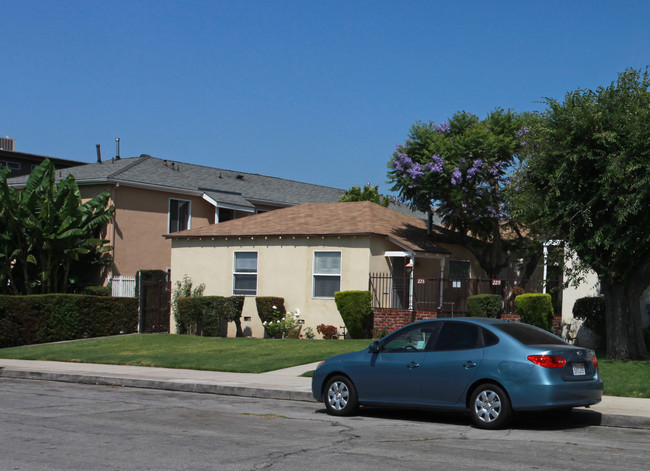 225 E Elmwood Ave in Burbank, CA - Building Photo - Building Photo