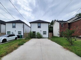 8122 Sterlingshire St in Houston, TX - Building Photo