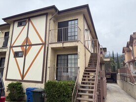 3228 Honolulu Ave in La Crescenta, CA - Building Photo